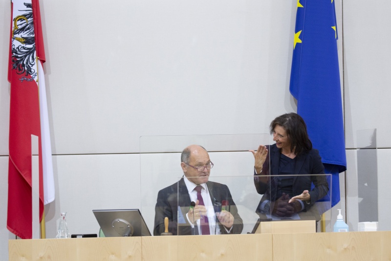 Eröffnung der Sitzung durch Nationalratspräsident Wolfgang Sobotka (ÖVP) mit Gebärdendolmetscherin