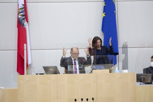 Eröffnung der Sitzung durch Nationalratspräsident Wolfgang Sobotka (ÖVP) mit Gebärdendolmetscherin