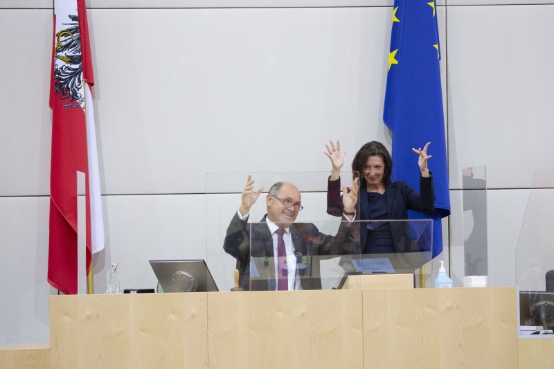 Eröffnung der Sitzung durch Nationalratspräsident Wolfgang Sobotka (ÖVP) mit Gebärdendolmetscherin