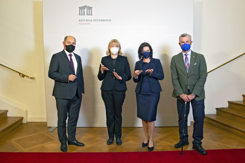 Nationalratspräsident Wolfgang Sobotka (ÖVP) (links), Dritter Nationalratspräsident Norbert Hofer (FPÖ) (rechts) mit Gebärdensprachdolmetscherinnen