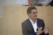 Am Rednerpult: Nationalratsabgeordneter Reinhold Einwallner (SPÖ)