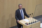 Am Rednerpult: Nationalratsabgeordneter Michael Hammer (ÖVP)