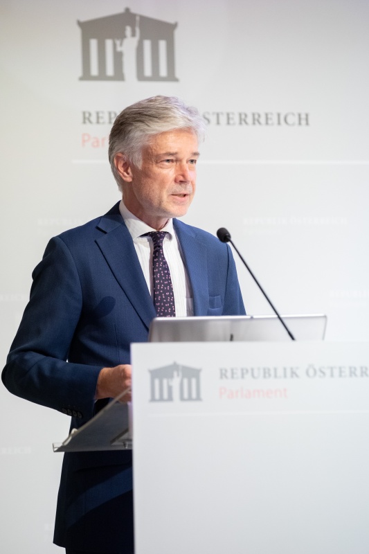 Eröffnungsworte in Vertretung des Präsidenten des Nationalrates von Parlamentsdirektor Harald Dossi