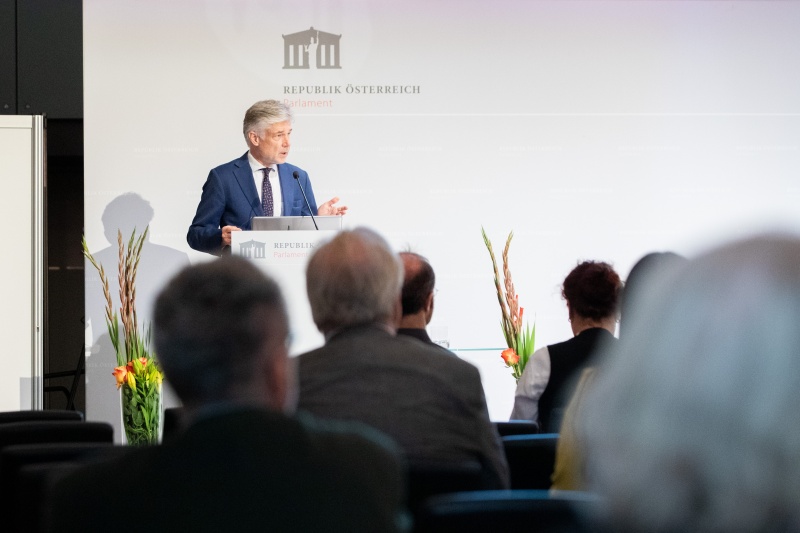 Eröffnungsworte in Vertretung des Präsidenten des Nationalrates von Parlamentsdirektor Harald Dossi