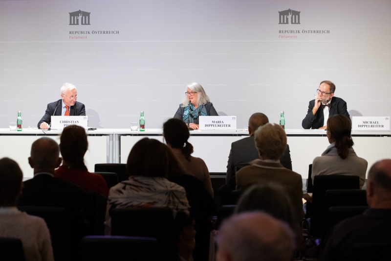 Präsentation des Buches, von links: Christian Prosl, Botschafter i.R., Präsident der ÖKV, Maria Dippelreiter, Mitherausgeberin, Vizepräsidentin der ÖKV, Michael Dippelreiter, Mitherausgeber