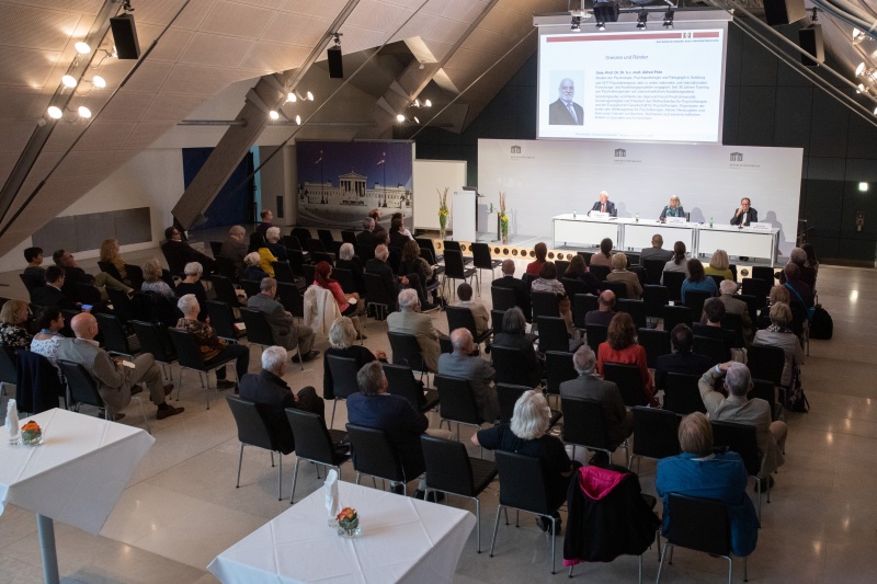 Präsentation des Buches, von links: Christian Prosl, Botschafter i.R., Präsident der ÖKV, Maria Dippelreiter, Mitherausgeberin, Vizepräsidentin der ÖKV, Michael Dippelreiter, Mitherausgeber