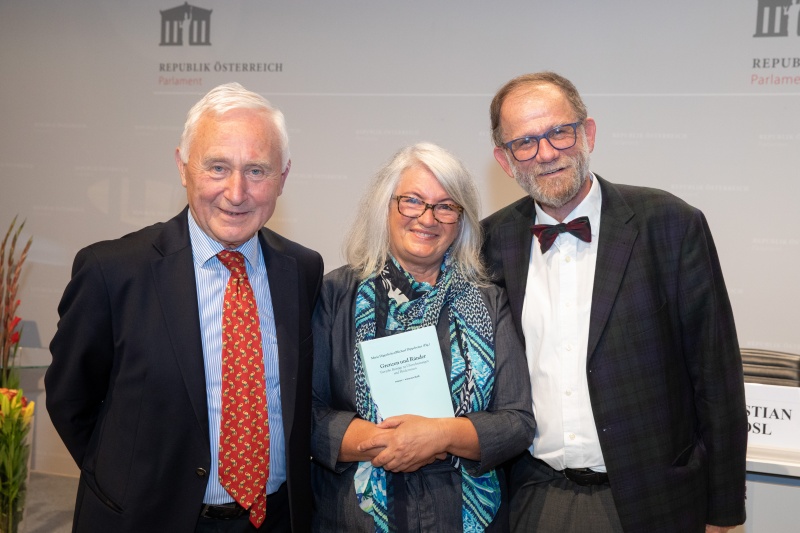 Von links:  Christian Prosl, Botschafter i.R., Präsident der ÖKV, Maria Dippelreiter, Mitherausgeberin, Vizepräsidentin der ÖKV, Michael Dippelreiter, Mitherausgeber, mit dem neuen Buch