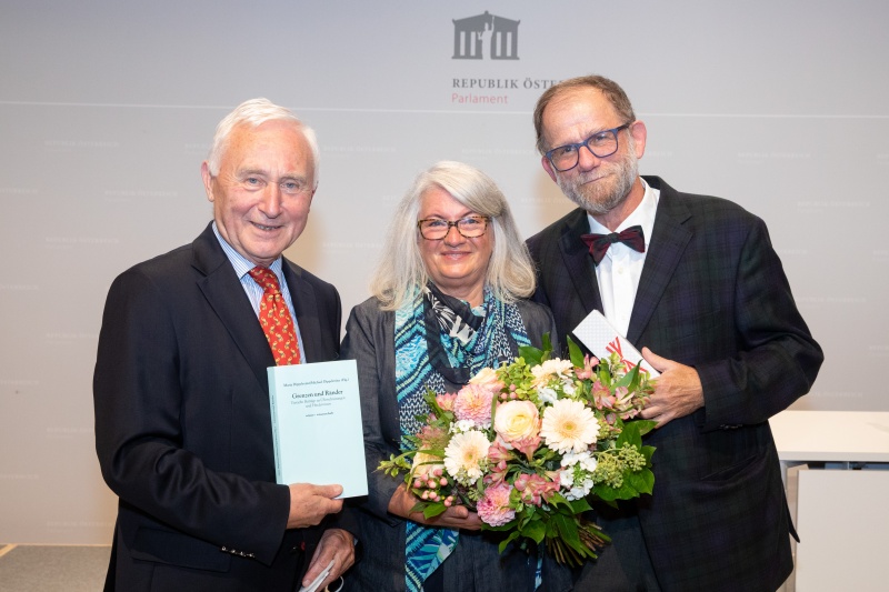 Von links:  Christian Prosl, Botschafter i.R., Präsident der ÖKV, Maria Dippelreiter, Mitherausgeberin, Vizepräsidentin der ÖKV, Michael Dippelreiter, Mitherausgeber, mit dem neuen Buch