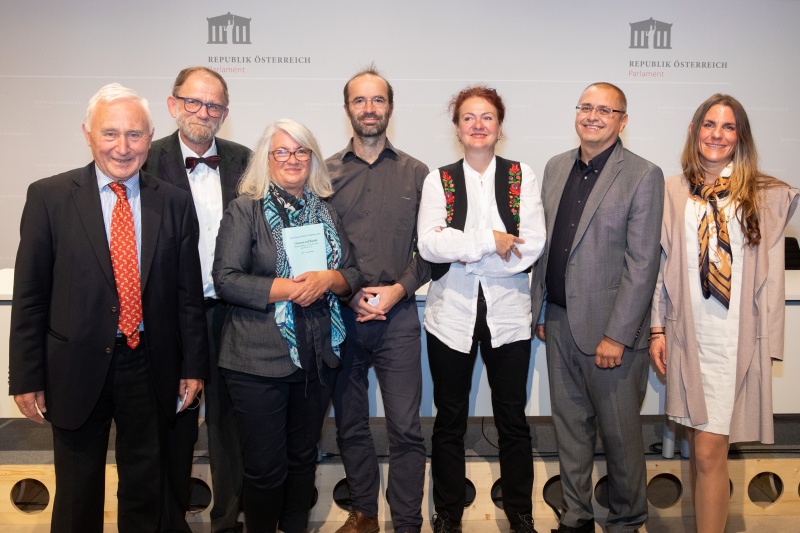 Von links: Christian Prosl, Botschafter i.R., Präsident der ÖKV, Michael Dippelreiter, Mitherausgeber,  Maria Dippelreiter, Mitherausgeberin, Vizepräsidentin der ÖKV, vier anwesende AutorInnen