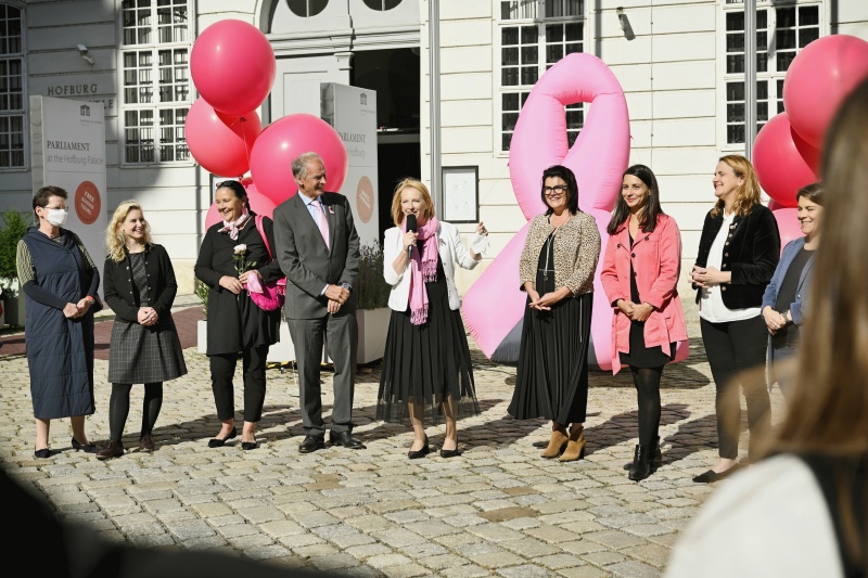 Gruppenfoto mit Präsident der Österreichischen Krebshilfe Paul Sevelda (4. von links), Begrüßung durch die Zweite Nationalratspräsidentin Doris Bures (SPÖ) (5. von links) und Mandatarinnen aller im Parlament vertretenen  Parteien