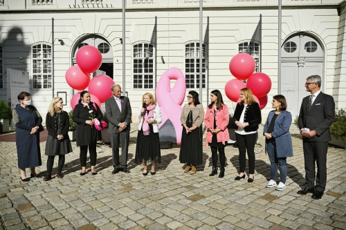 Gruppenfoto mit Präsident der Österreichischen Krebshilfe Paul Sevelda (4. von links), Begrüßung durch die Zweite Nationalratspräsidentin Doris Bures (SPÖ) (5. von links) und Mandatarinnen aller im Parlament vertretenen  Parteien