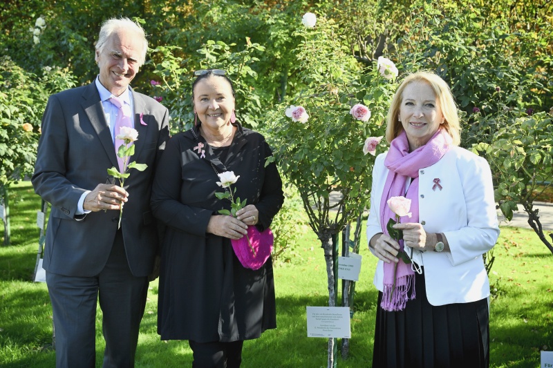 Zweite Nationalratspräsidentin Doris Bures (SPÖ) widmet einen Rosenstock im Volksgarten den von Brustkrebs betroffenen Frauen.  Von links: Präsident der Österreichischen Krebshilfe Paul Sevelda, Geschäftsführerin der Österreichischen Krebshilfe Doris Kiefhaber, Zweite Nationalratspräsidentin Doris Bures (SPÖ)