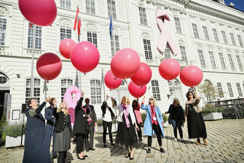 Als Zeichen der Solidarität mit den Betroffenen werden Luftballons in den Himmel gelassen