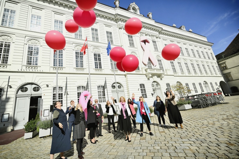 Als Zeichen der Solidarität mit den Betroffenen werden Luftballons in den Himmel gelassen