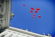 Als Zeichen der Solidarität mit den Betroffenen steigen rosa Luftballons in den Himmel