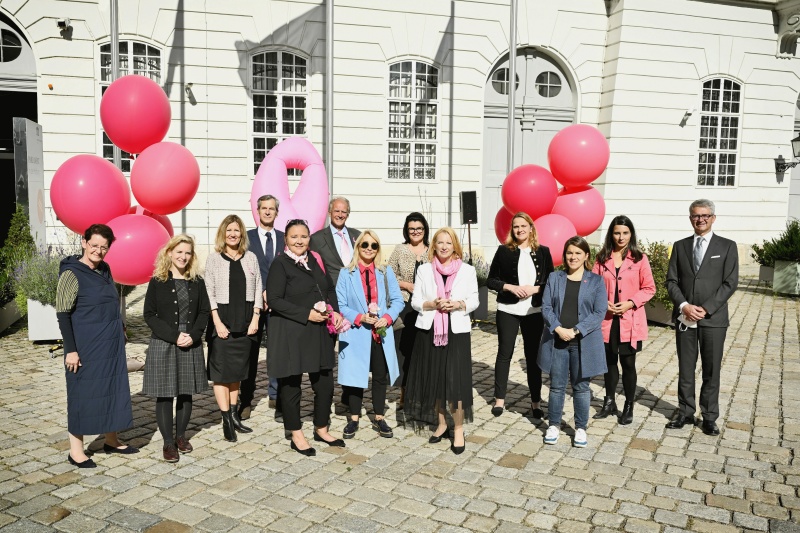 Gruppenfoto mit der Zweiten Nationalratspräsidentin Doris Bures (SPÖ) (5. von rechts) und Mandatarinnen aller im Parlament vertretenen  Parteien