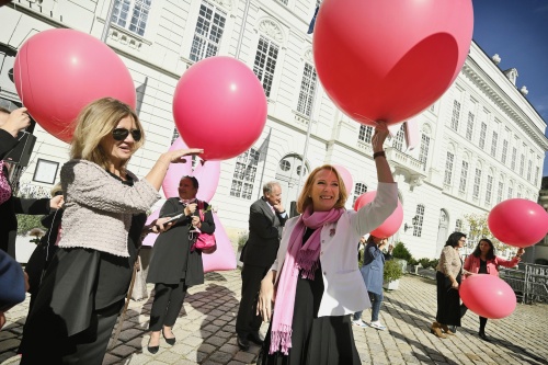 Als Zeichen der Solidarität mit den Betroffenen werden Luftballons in den Himmel gelassen