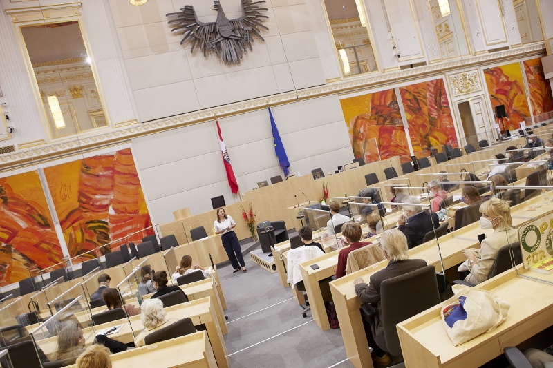 Moderation durch Nora Laufer Der Standard