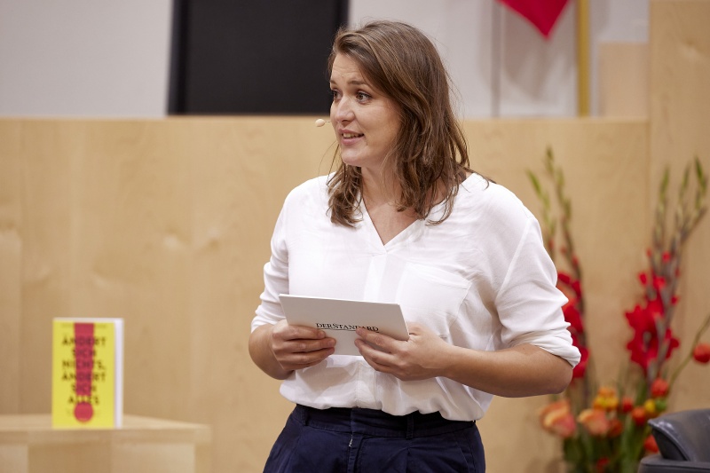 Moderation durch Nora Laufer Der Standard