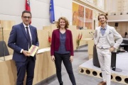 Von links: Bundesratspräsident Peter Raggl (ÖVP), Sprecherin des Klimavolksbegehrens Katharina Rogenhofer , Science Writer und Klimaaktivist Florian Schlederer