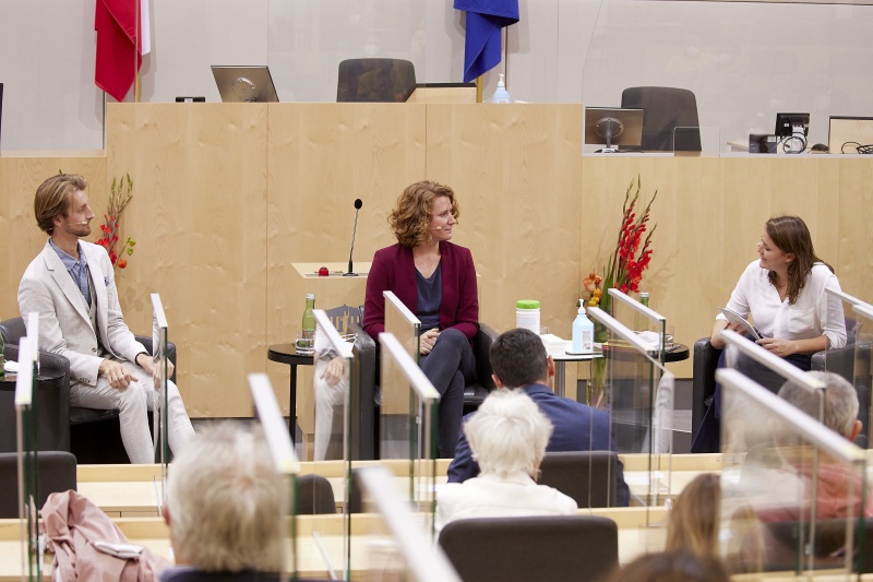 Gesprächsrunde, von links: Science Writer und Klimaaktivist Florian Schlederer,  Sprecherin des Klimavolksbegehren Katharina Rogenhofer, Nora Laufer Der Standard
