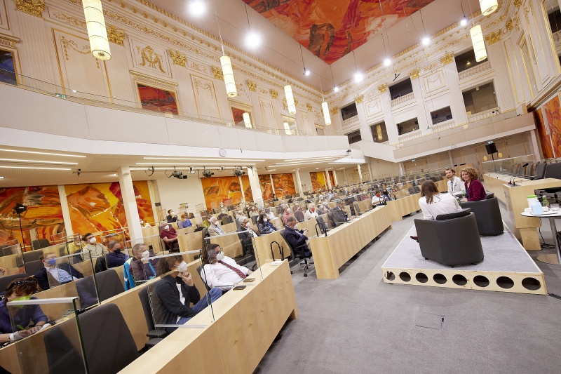 Gesprächsrunde, von links: Science Writer und Klimaaktivist Florian Schlederer,  Sprecherin des Klimavolksbegehren Katharina Rogenhofer, Nora Laufer Der Standard
