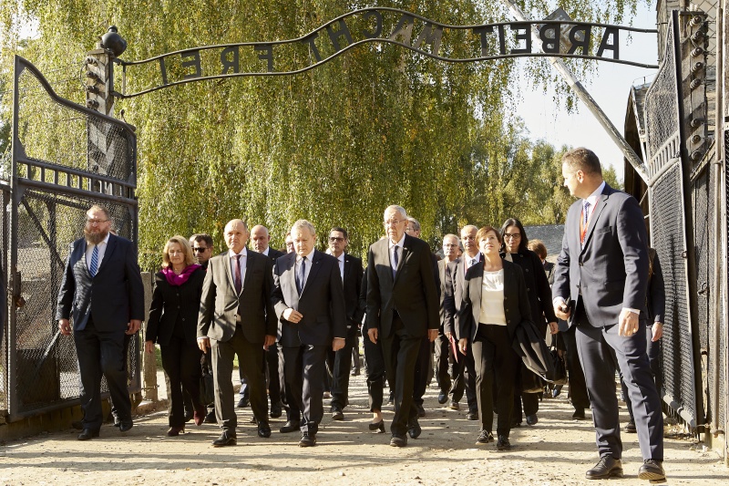 Von links: Direktor des Staatlichen Museums Auschwitz-Birkenau Piotr M. A. Cywiński, Nationalratspräsident Wolfgang Sobotka, Vizepremierminister, Minister für Kultur und nationales Erbe Piotr Gliński, Bundespräsident Alexander Van der Bellen, Doris Schmidauer 