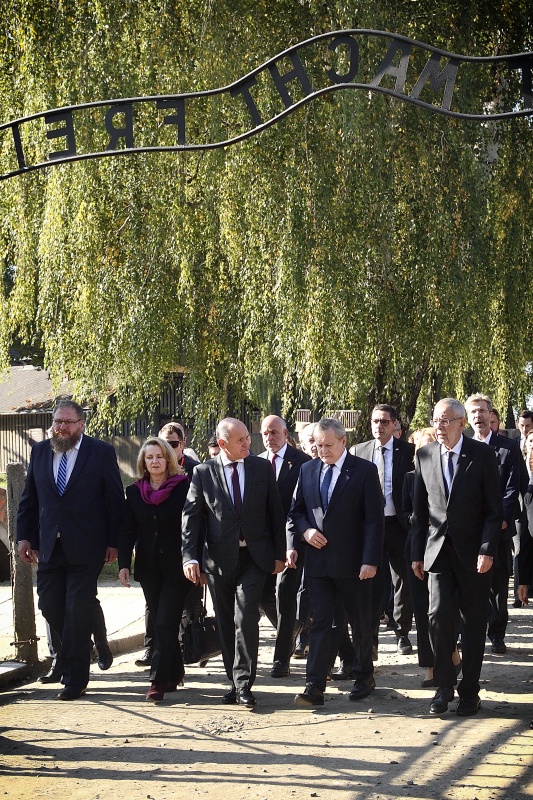 Von links: Direktor des Staatlichen Museums Auschwitz-Birkenau Piotr M. A. Cywiński, Nationalratspräsident Wolfgang Sobotka, Vizepremierminister, Minister für Kultur und nationales Erbe Piotr Gliński, Bundespräsident Alexander Van der Bellen betreten das Gelände des ehemaligen KZ-Auschwitz