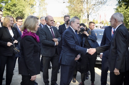 Von links: Nationalratspräsident Wolfgang Sobotka, Vizepremierminister Polens Piotr Gliński begrüßt Bundespräsident Alexander Van der Bellen