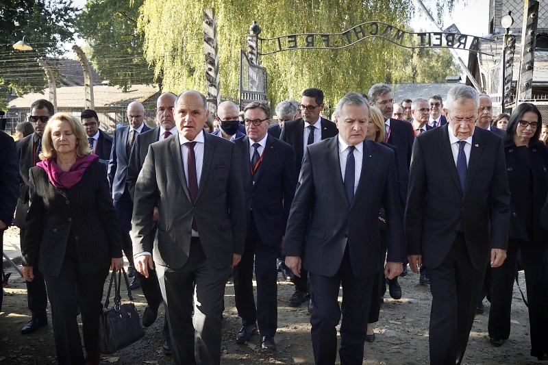 Von links: Nationalratspräsident Wolfgang Sobotka (ÖVP), Vizepremierminister, Minister für Kultur und nationales Erbe Piotr Gliński, Bundespräsident Alexander Van der Bellen betreten das Gelände des ehemaligen KZ-Auschwitz