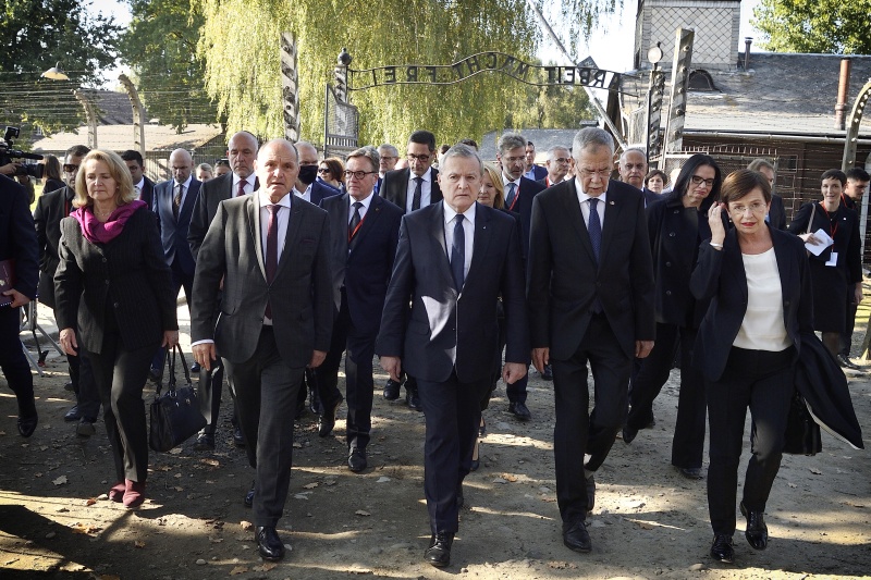 Delegation betritt das Gelände des ehemaligen KZ-Auschwitz. Von links: Nationalratspräsident Wolfgang Sobotka (ÖVP), Vizepremierminister Polens Piotr Gliński, Bundespräsident Alexander Van der Bellen, Doris Schmidauer