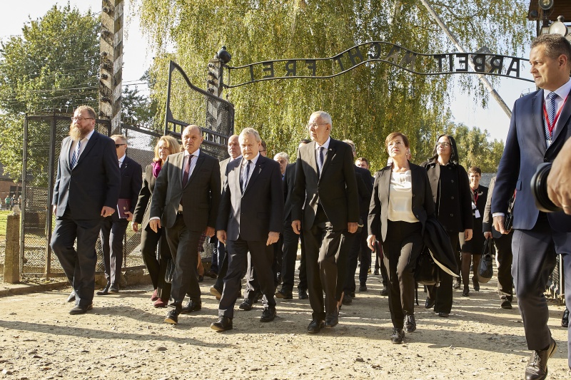 Von links: Direktor des Staatlichen Museums Auschwitz-Birkenau Piotr M. A. Cywiński, Nationalratspräsident Wolfgang Sobotka, Vizepremierminister, Minister für Kultur und nationales Erbe Piotr Gliński, Bundespräsident Alexander Van der Bellen, Doris Schmidauer betreten das Gelände des ehemaligen KZ-Auschwitz.