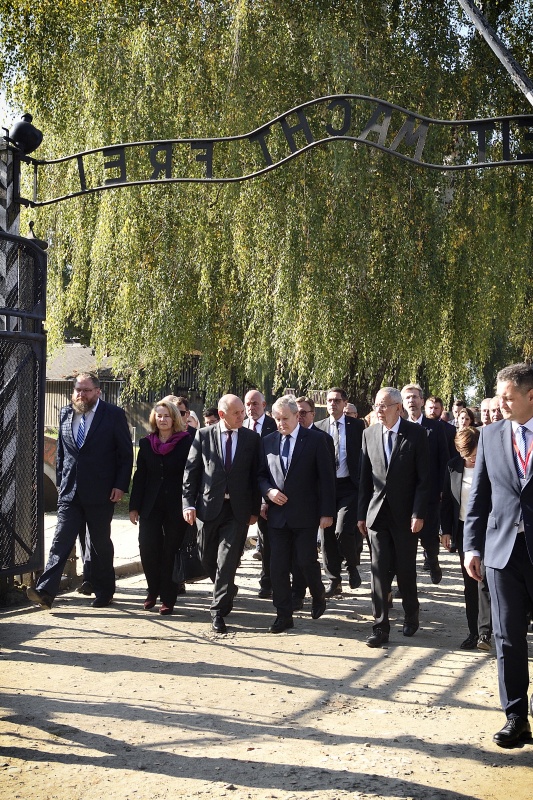Delegation betritt das Gelände des ehemaligen KZ-Auschwitz. Von links: Nationalratspräsident Wolfgang Sobotka (ÖVP), Vizepremierminister Polens Piotr Gliński, Bundespräsident Alexander Van der Bellen, Doris Schmidauer