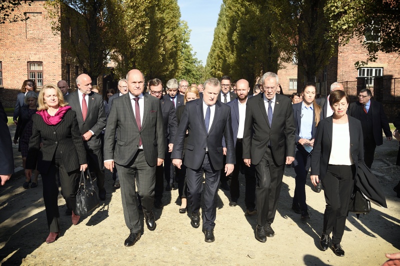 Delegation betritt das Gelände des ehemaligen KZ-Auschwitz. Von links: Nationalratspräsident Wolfgang Sobotka (ÖVP), Vizepremierminister Polens Piotr Gliński, Bundespräsident Alexander Van der Bellen, Doris Schmidauer