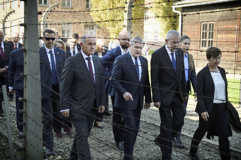 Delegation betritt das Gelände des ehemaligen KZ-Auschwitz. Von links: Nationalratspräsident Wolfgang Sobotka (ÖVP), Vizepremierminister Polens Piotr Gliński, Bundespräsident Alexander Van der Bellen, Doris Schmidauer