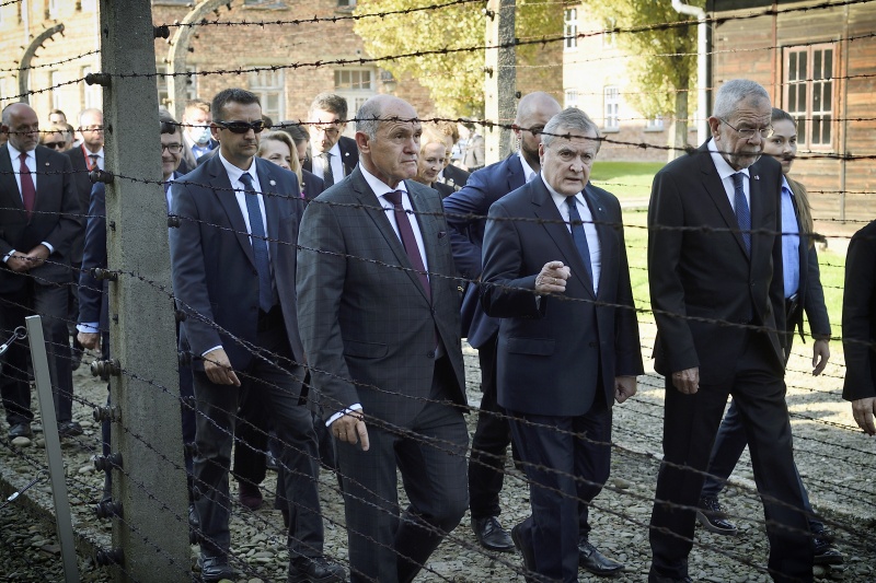 Delegation betritt das Gelände des ehemaligen KZ-Auschwitz. Von links: Nationalratspräsident Wolfgang Sobotka (ÖVP), Vizepremierminister Polens Piotr Gliński, Bundespräsident Alexander Van der Bellen, Doris Schmidauer