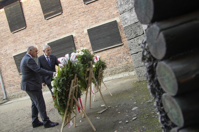 Block 10 Schwarze Wand. Kranzniederlegung durch Bundespräsident Alexander Van der Bellen und Nationalratspräsident Wolfgang Sobotka
