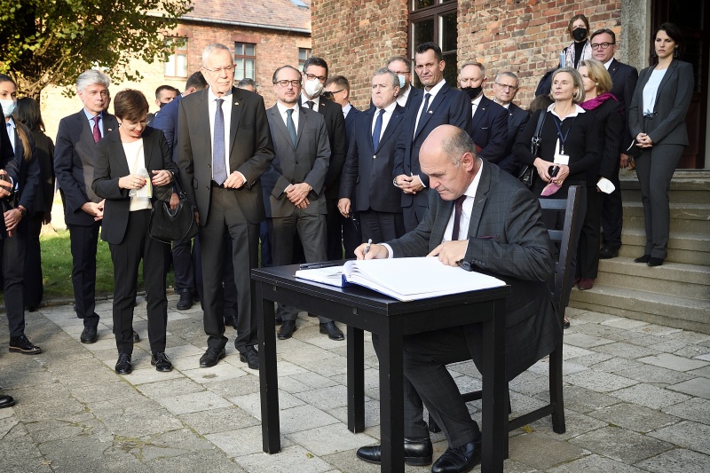 Nationalratspräsident Wolfgang Sobotka (ÖVP) beim Eintrag ins Gästebuch vor Block 17