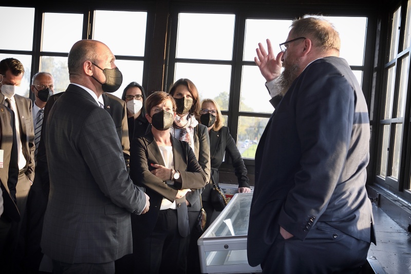 Führung durch Auschwitz-Birkenau II, von links: Nationalratspräsident Wolfgang Sobotka (ÖVP), Doris Schmidauer, Europaministerin Karoline Edtstadler (ÖVP), Zweite Nationalratspräsidentin Doris Bures (SPÖ)