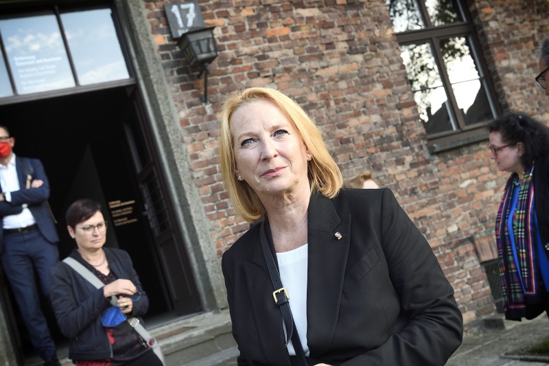 Zweite Nationalratspräsidentin Doris Bures (SPÖ) vor Block 17, dem Gebäude der Ausstellung