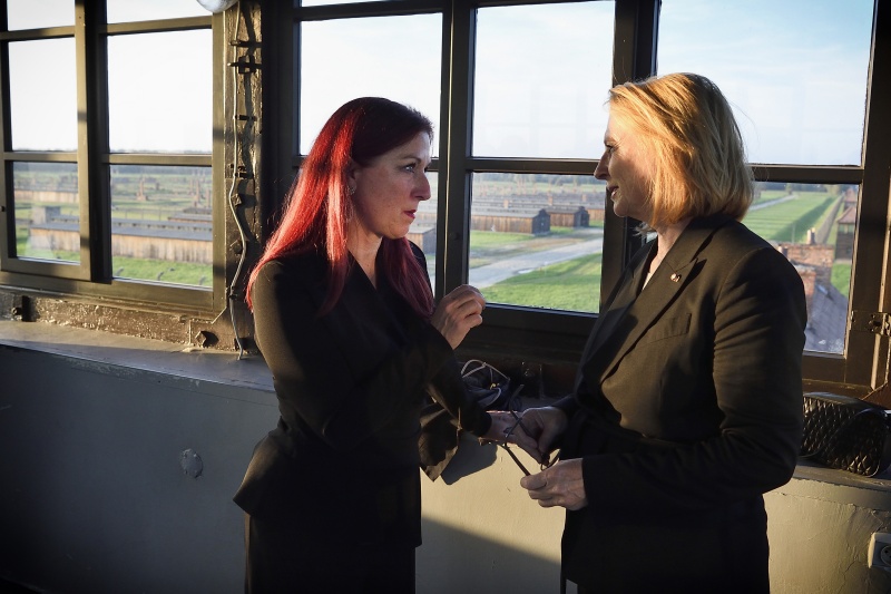Führung durch Auschwitz-Birkenau II, von links: Generalsekretärin des Nationalfonds und des Allgemeinen Entschädigungsfonds Hannah Lessing, Zweite Nationalratspräsidentin Doris Bures (SPÖ)