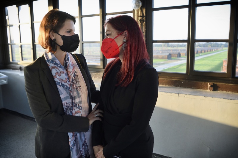 Führung durch Auschwitz-Birkenau II. Generalsekretärin des Nationalfonds und des Allgemeinen Entschädigungsfonds Hannah Lessing im Gespräch mit Europaministerin Karoline Edtstadler (ÖVP)