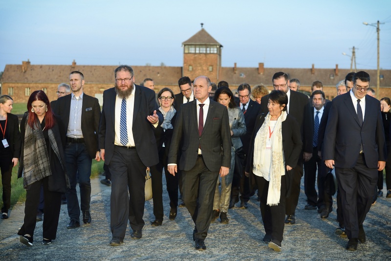 Führung durch Auschwitz-Birkenau II, von links:.Generalsekretärin des Nationalfonds und des Allgemeinen Entschädigungsfonds Hannah Lessing, Direktor des Staatlichen Museums Auschwitz-Birkenau Piotr M. A. Cywiński, Nationalratspräsident Wolfgang Sobotka (ÖVP), IKG-Vizepräsidentin Claudia Prutscher, IKG-Präsident Oskar Deutsch