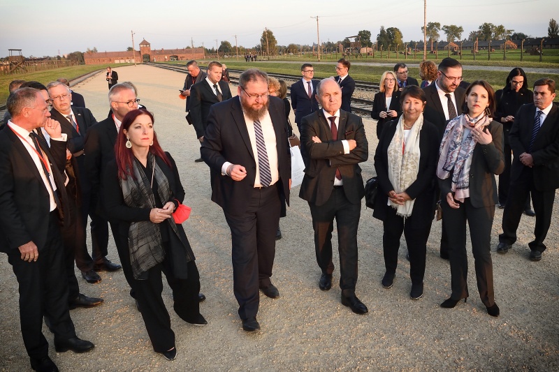 Führung durch Auschwitz-Birkenau II, von links: Generalsekretärin des Nationalfonds und des Allgemeinen Entschädigungsfonds Hannah Lessing, Direktor des Staatlichen Museums Auschwitz-Birkenau Piotr M. A. Cywiński, Nationalratspräsident Wolfgang Sobotka (ÖVP), IKG-Vizepräsidentin Claudia Prutscher, Europaministerin Karoline Edtstadler (ÖVP)