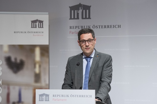 Am Rednerpult: Bundesratspräsident Peter Raggl (ÖVP)