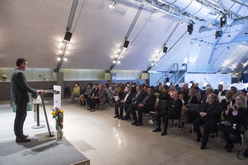 Am Rednerpult: Bundesratspräsident Peter Raggl (ÖVP). Blick Richtung VeranstaltungsteilnehmerInnen