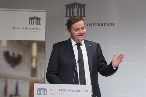 Am Rednerpult: Nationalratsabgeordneter Mario Lindner (SPÖ)