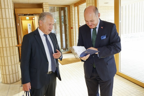 Von links: Landtagspräsident Albert Frick überreicht ein Gastgeschenk an Nationalratspräsident Wolfgang Sobotka (ÖVP) im Lichtensteinischen Landtag in Vaduz