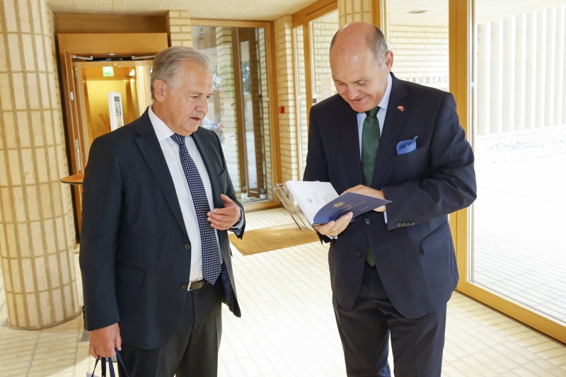 Von links: Landtagspräsident Albert Frick überreicht ein Gastgeschenk an Nationalratspräsident Wolfgang Sobotka (ÖVP) im Lichtensteinischen Landtag in Vaduz