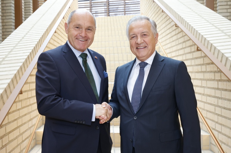 Von links: Nationalratspräsident Wolfgang Sobotka (ÖVP), Landtagspräsident Albert Frick im Lichtensteinischen Landtag in Vaduz